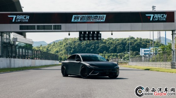 1ǼL7 Snake Performance_.jpg